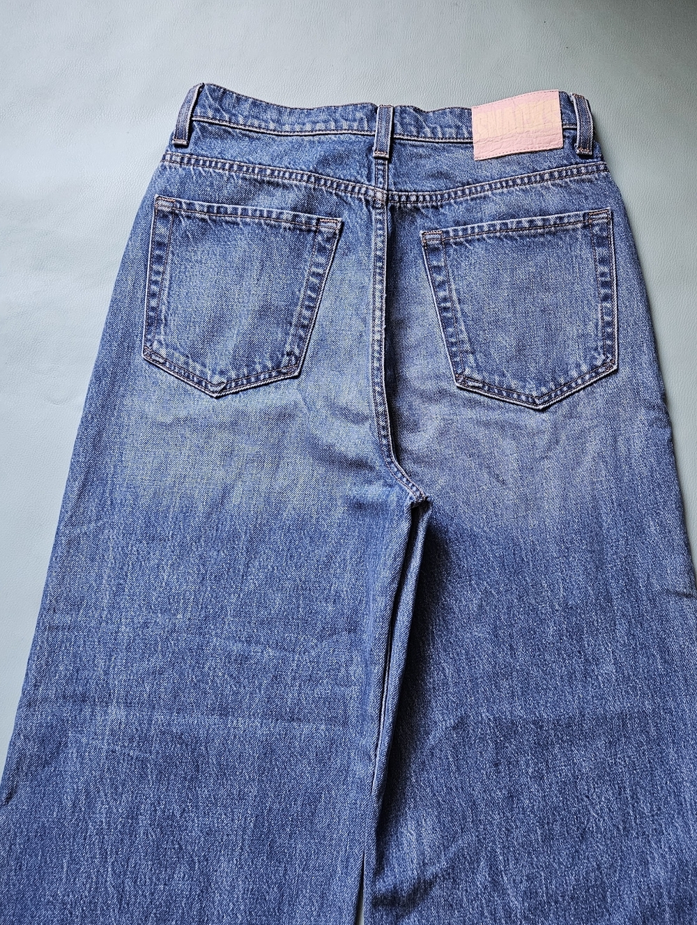 MOTHER SNACKS! The Funnel Heel Cuff Jeans in Delicious Memories Wash - Picture 9 of 12